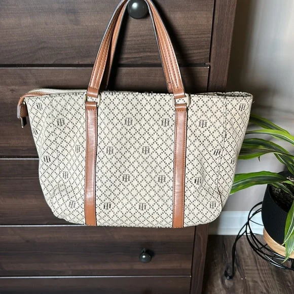 Tommy Hilfiger Beige Tote with Brown Handles - Picture 2 of 9